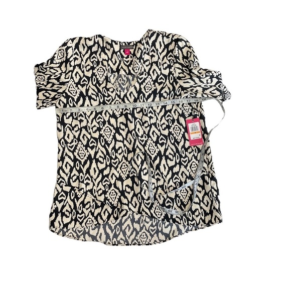 NWT Vince Camuto Etched Geo Flutter Sleeve Blouse Size Small - Picture 9 of 10